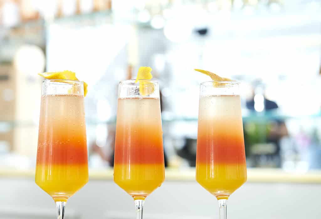 tre farverige cocktails på række