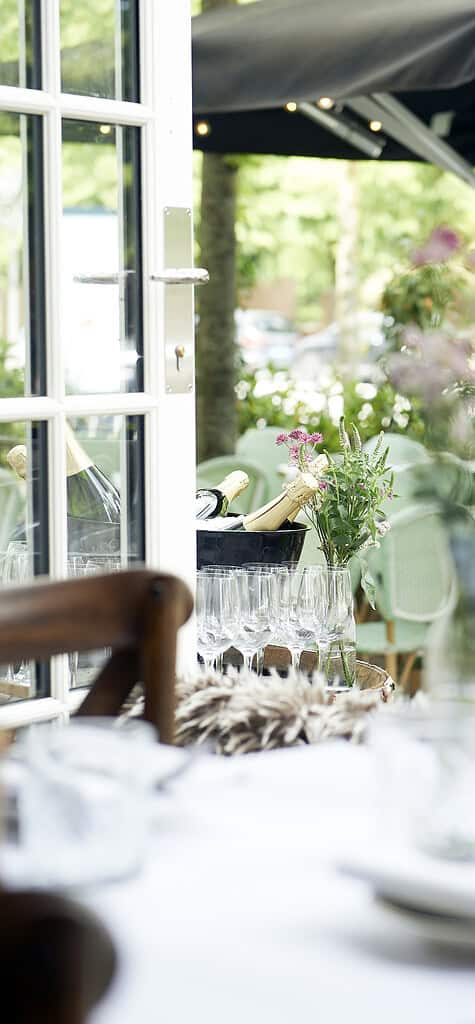 restaurant primero set fra restauranten og ud på gaden med blomster, champagneglas og champagneflasker